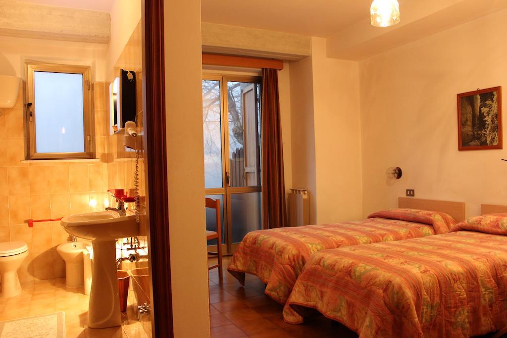 Albergo Ristorante Montecucco Da Tobia Sigillo Δωμάτιο φωτογραφία